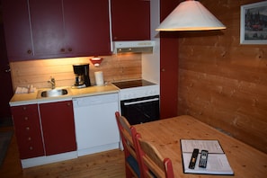 Wasserkocher mit Kaffee-/Teezubehör, Kühlschrank, Ofen, Herdplatte