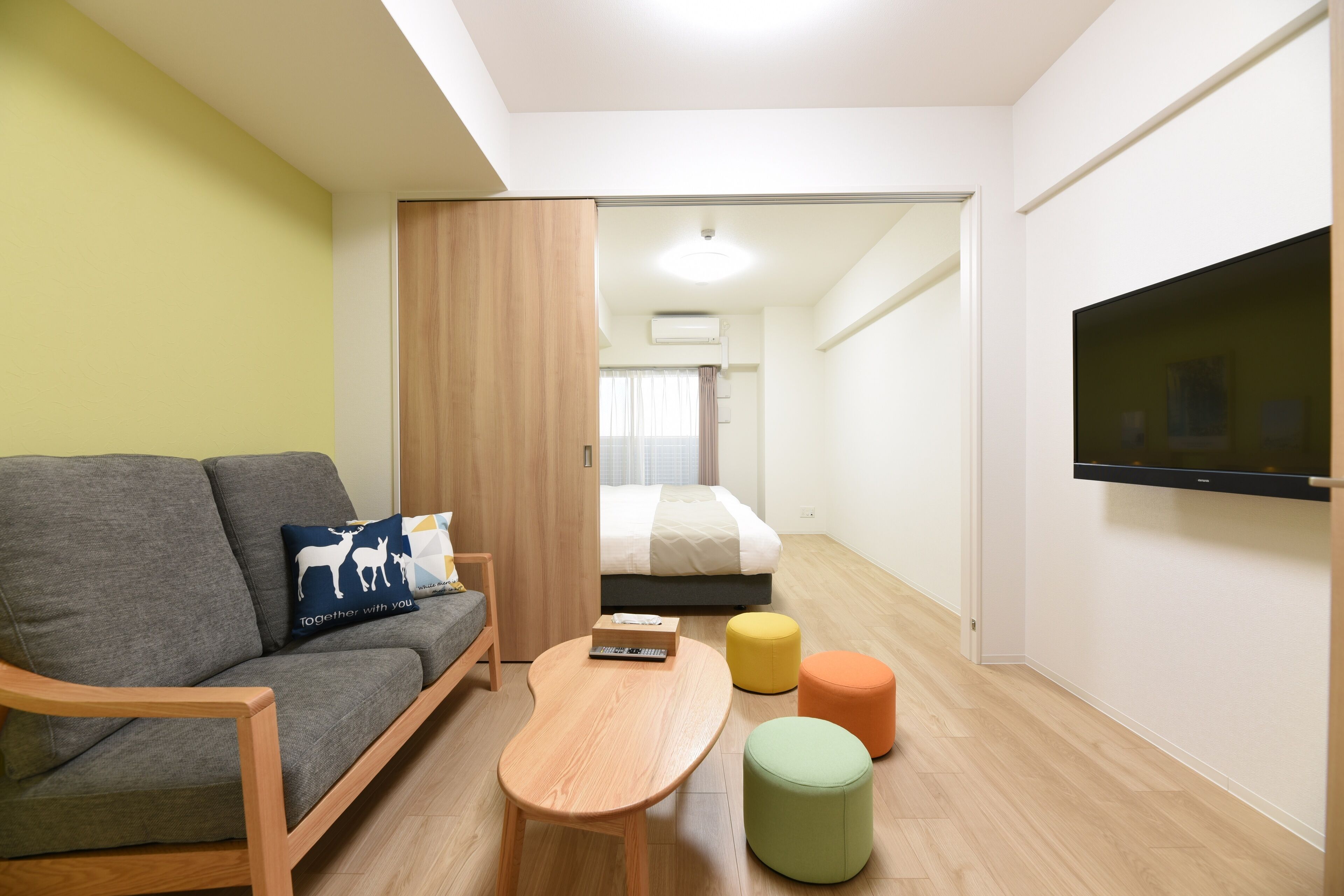 Appartamento Deluxe, 2 letti matrimoniali, non fumatori, vista città | Soggiorno | TV a schermo piatto 43 pollici con canali digitali, TV