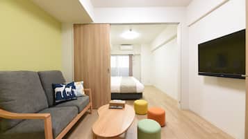 Appartamento Deluxe, 2 letti matrimoniali, non fumatori, vista città | Soggiorno | TV a schermo piatto 43 pollici con canali digitali, TV