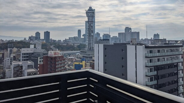 Une vue urbaine avec une tour imposante et divers bâtiments.