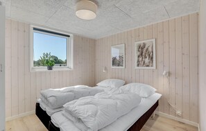 4 bedrooms, travel crib, free WiFi