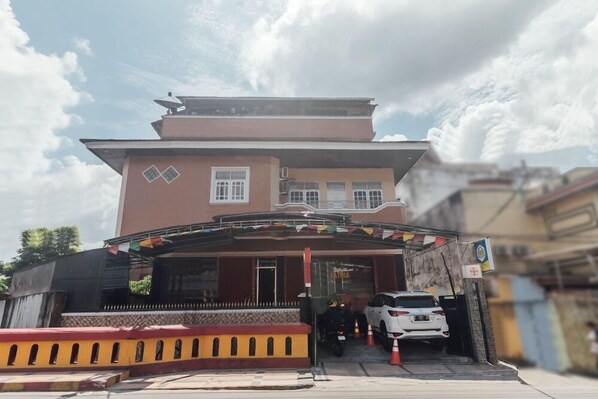 Exterior - OYO 2010 Satria Guest House (Ambon)