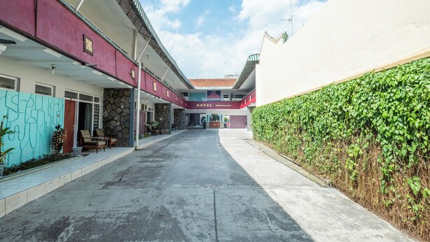 Entrada de hotel com um caminho acessível que leva à área da recepção.