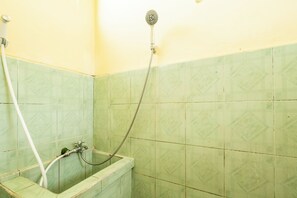 Kylpyhuone, jossa on suihku, kylpyamme ja wc.