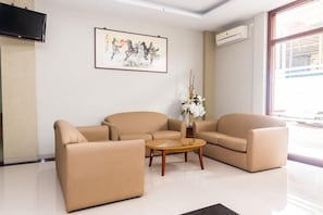 Living area - Oyo 1867 Kara Guest House (Batam)