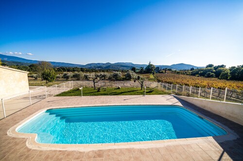 Provençal gîte with view of Mont Ventoux for 8 people