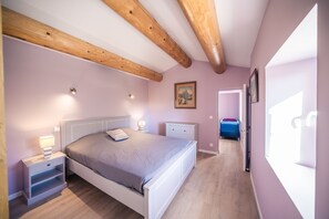 4 dormitorios, cuna de viaje, wifi gratis y ropa de cama
