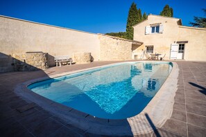 Una piscina al aire libre