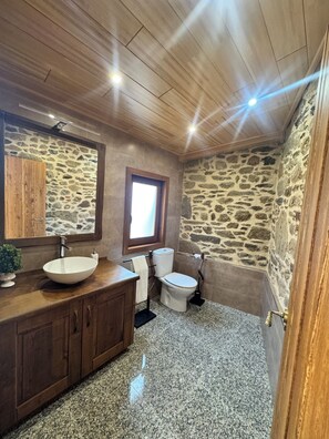 Dusch, hårtork, handdukar och tvål