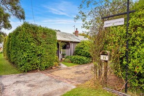 Property grounds - CROFT COTTAGE near Hepburn Mineral Springs Reserve (Hepburn Springs)