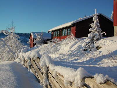 5-s hytte på Skeikampen ved sjø og turstier