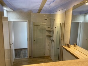Douche, sèche-cheveux, serviettes fournies, savon