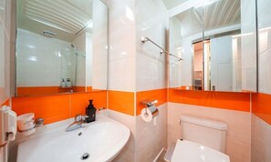 Deluxe Double Room | Bathroom | Shower, hair dryer, slippers, bidet