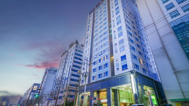 A high-rise building with multiple floors, large windows, and a modern architectural design. - Hotel Aventree Yeouido (Seoul)