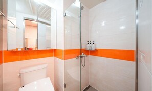 Phòng đôi Deluxe | Phòng tắm | Buồng tắm vòi sen, máy sấy tóc, dép đi trong nhà 