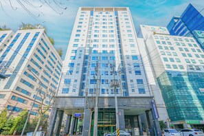 A multi-story hotel with a modern facade, large windows, and a prominent entrance. - Hotel Aventree Yeouido (Seoul)