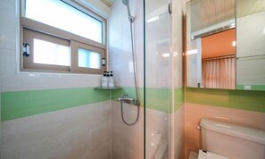 Habitación familiar con 2 camas individuales | Baño | Ducha, secador de pelo, zapatillas y bidé