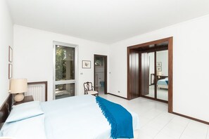 5 bedrooms, desk, bed sheets