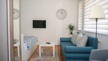 Basic Studio, 1 Bedroom | Living area