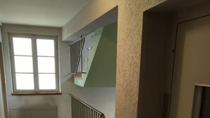 A hallway with a radiator, a window, and a door. - Spacious and Cosy Studio - Strasbourg Centre (Strasbourg)