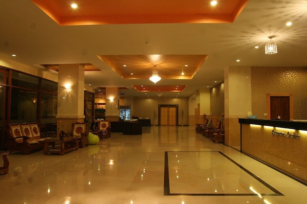 A spacious lobby with a reception desk, seating area, and a chandelier. - Siam Platinum Pattaya (Pattaya)