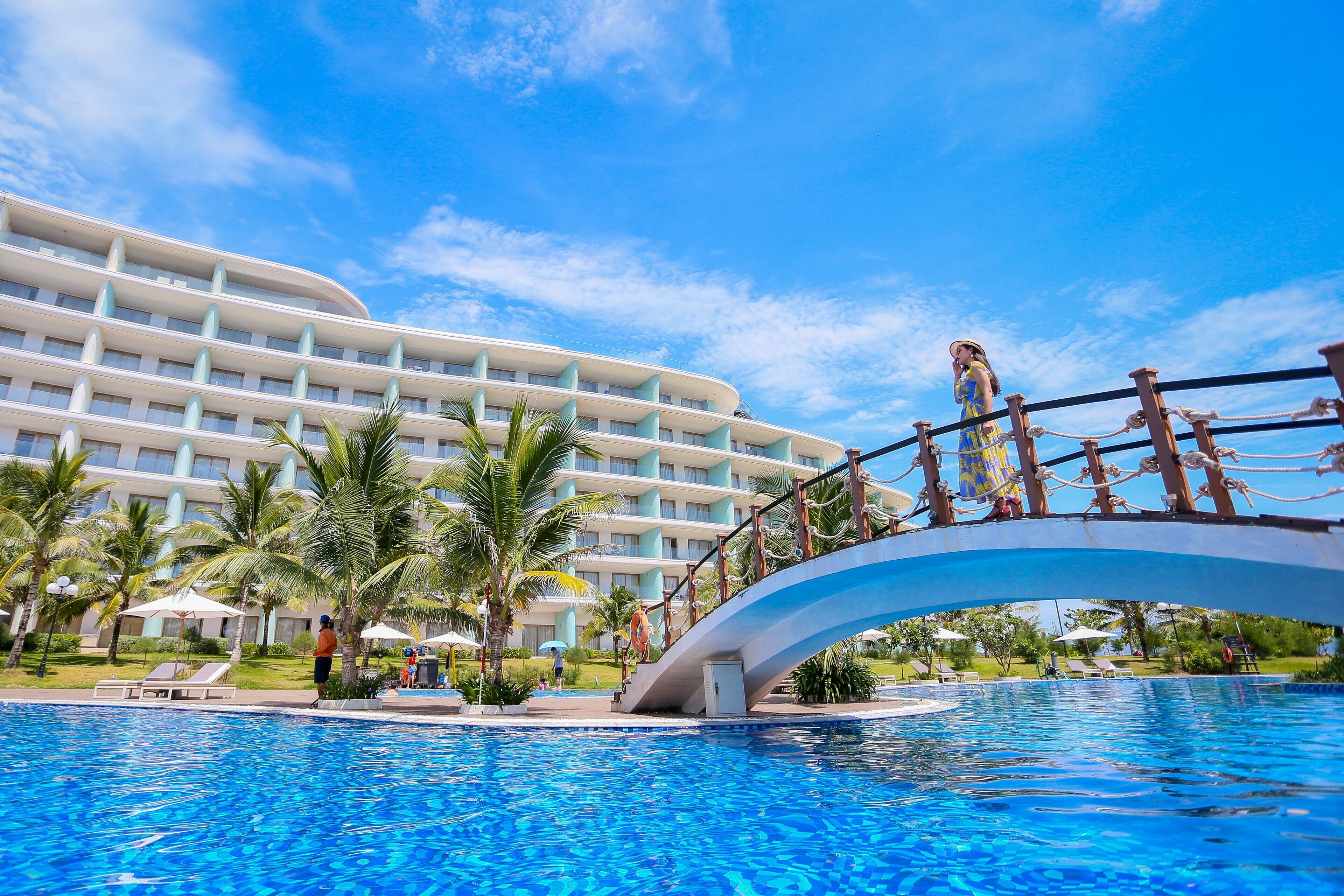 Kolam renang indoor dan kolam renang outdoor, dengan kursi berjemur