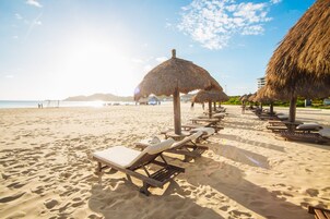 På stranden, gratis strandtransport, liggestole, parasoller