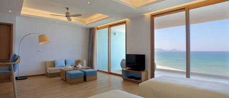 Studio Suite | Minibar, in-room safe, desk, laptop workspace