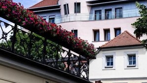 A building with a curved facade, multiple windows, and a red-tiled roof. - Altstadthotel Weinhaus Messerschmitt (Bamberg)