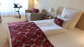 1 bedroom, hypo-allergenic bedding, desk, laptop workspace