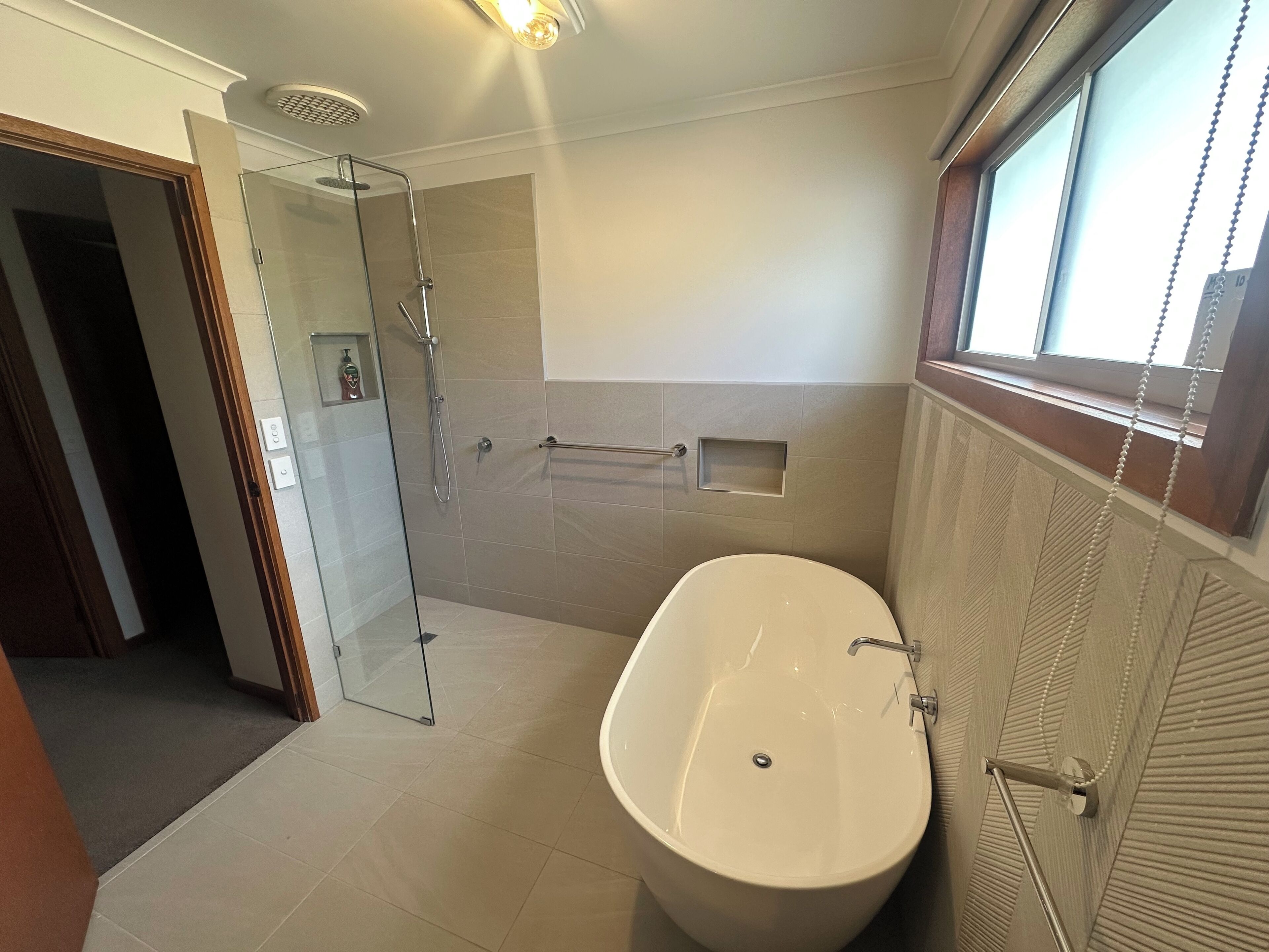 Een douche, een haardroger, handdoeken, toiletpapier