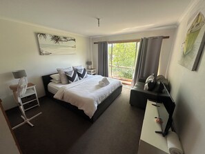 4 bedrooms, in-room safe, iron/ironing board, travel cot - Comfortable Family Home in the Heart of Cowes (COWES)