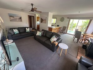 Smart TV, fireplace, DVD player, stereo - Comfortable Family Home in the Heart of Cowes (COWES)