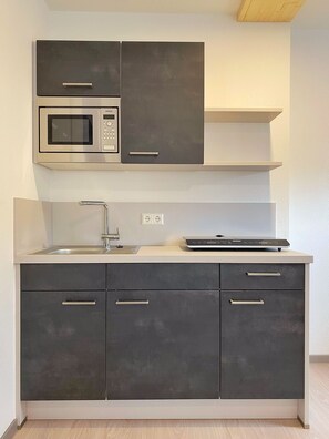 Kühlschrank, Mikrowelle, Herdplatte, Wasserkocher