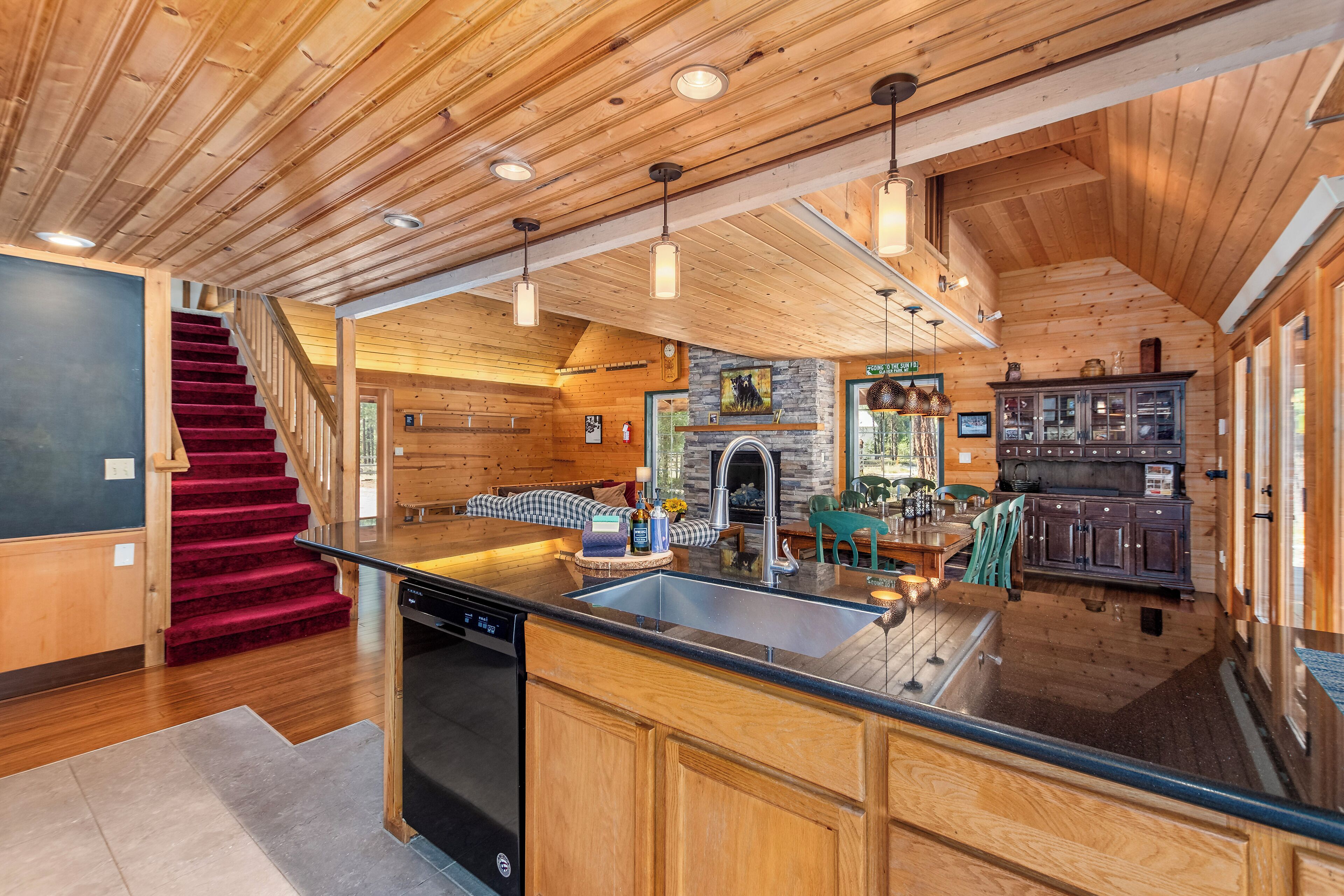 Pine Acres-Hot Tub, Wi-Fi, Acre, Grill, Firepit