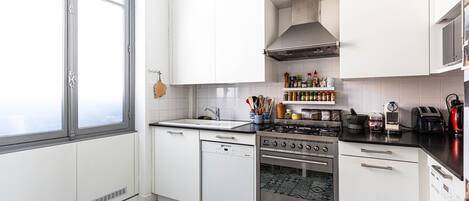 Jääkaappi, mikroaaltouuni, uuni, liesi