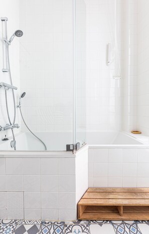 Bathtub, hair dryer, towels - Elegant Interiors in Bastille, by Veeve (Paris)