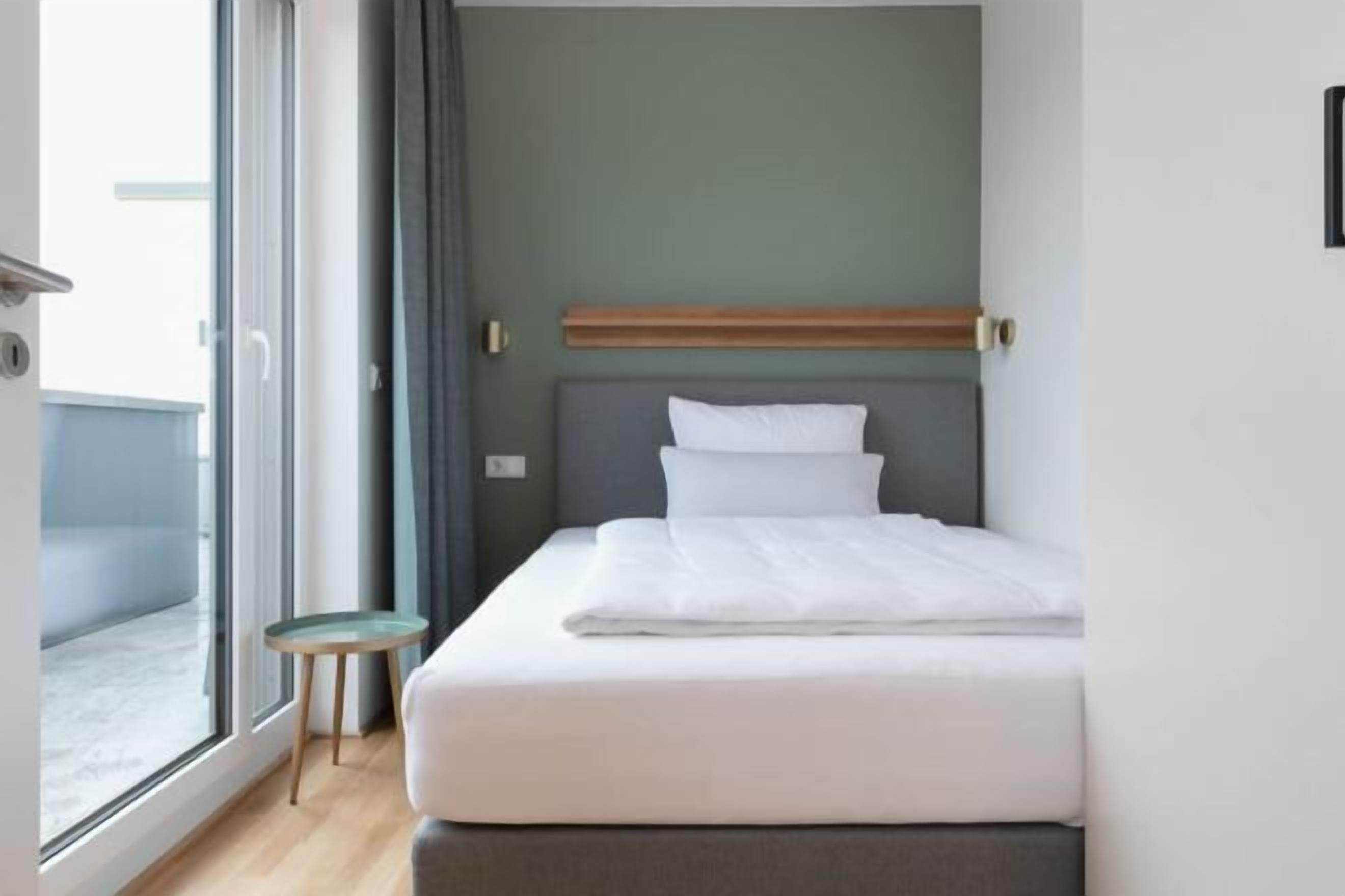 办公桌、笔记本电脑工作区、遮光窗帘、隔音