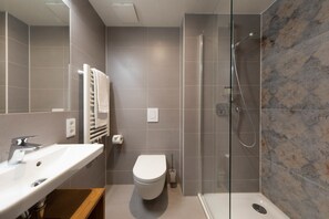 Een douche, een haardroger, vloerverwarming, handdoeken