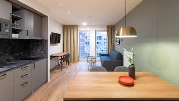 Appartamento (Terrific Apartment) | Area soggiorno | Smart TV 43 pollici con canali via cavo, TV, pavimenti riscaldati