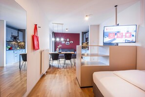 Apartment L - King bed | เครื่องนอนป้องกันสารก่อภูมิแพ้, โต๊ะทำงาน, พื้นที่ทำงานแบบใช้แล็ปท็อป