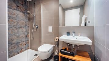 Een douche, een haardroger, vloerverwarming, handdoeken