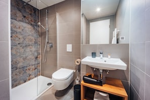 Douche, séchoir à cheveux, plancher chauffant (salle de bain)