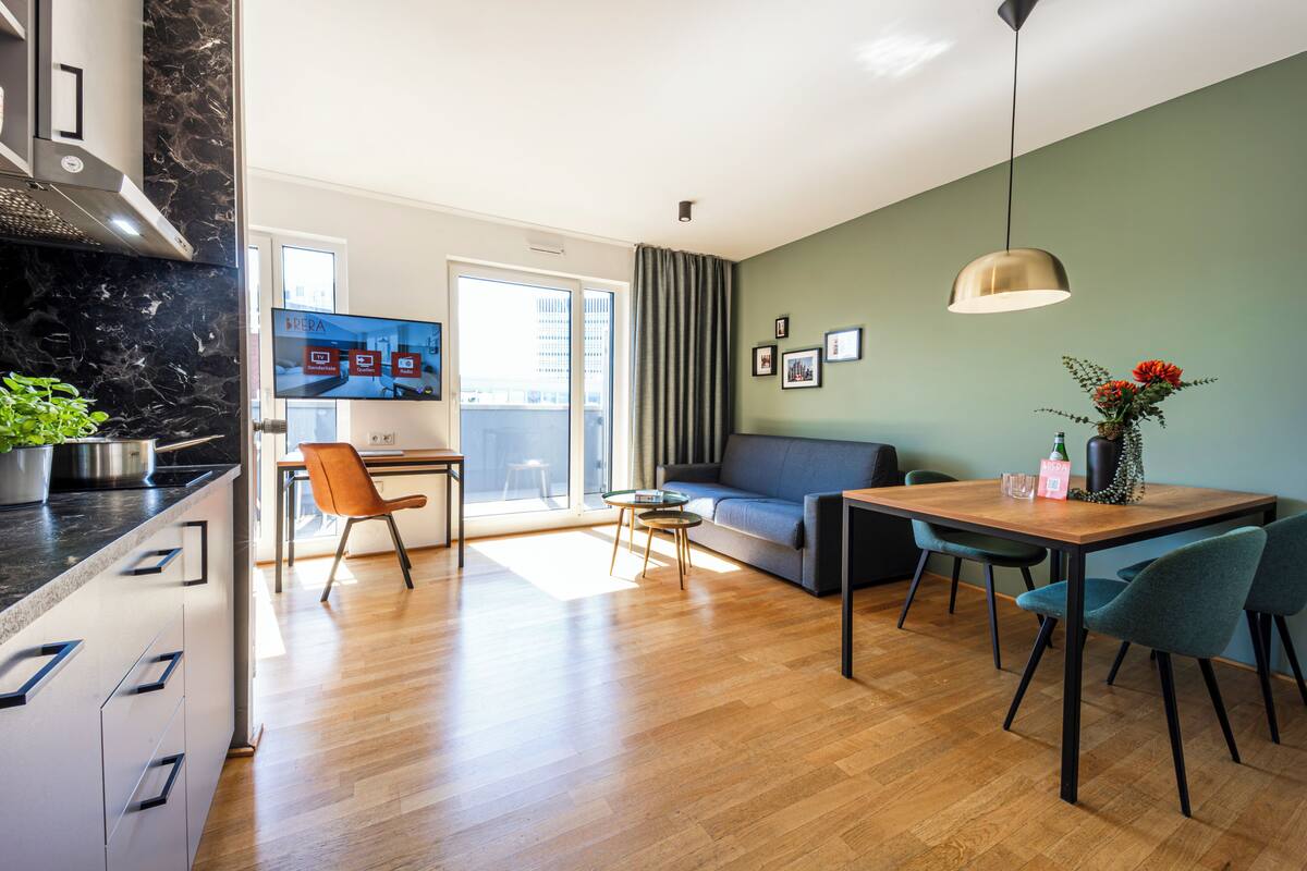 Un espacio habitable moderno con cocina, comedor y zona de estar.