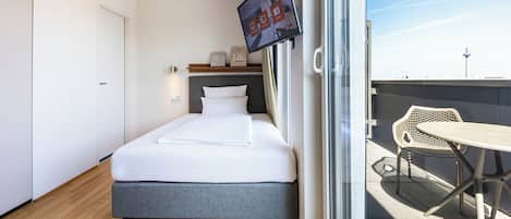 Apartment S - Queen bed and terrace | Hypo-allergenic bedding, desk, laptop workspace, blackout curtains