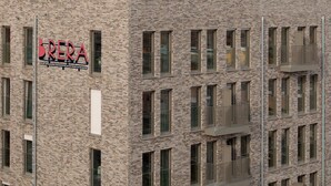 Um edifício de vários andares com uma placa de destaque na fachada com a inscrição 'BRERA'.