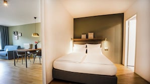 Um quarto moderno com uma cama, uma escrivaninha e uma cadeira.
