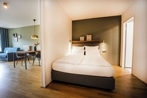 Apartment XL - King bed | Hypo-allergenic bedding, desk, laptop workspace, blackout curtains - Brera Serviced Apartments Frankfurt West (Frankfurt)