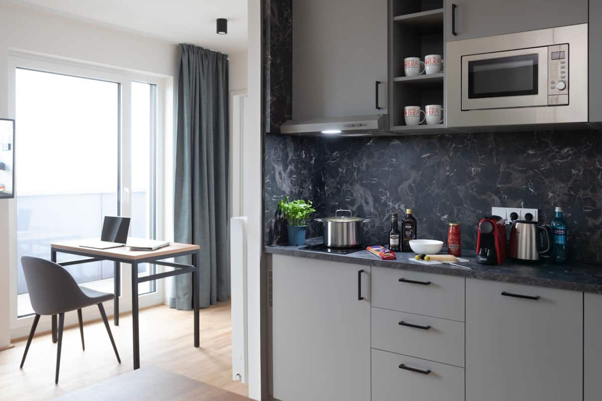 Monolocale (Fantastic Apartment) | Cucina privata | Frigorifero con congelatore, microonde, piano cottura, lavastoviglie