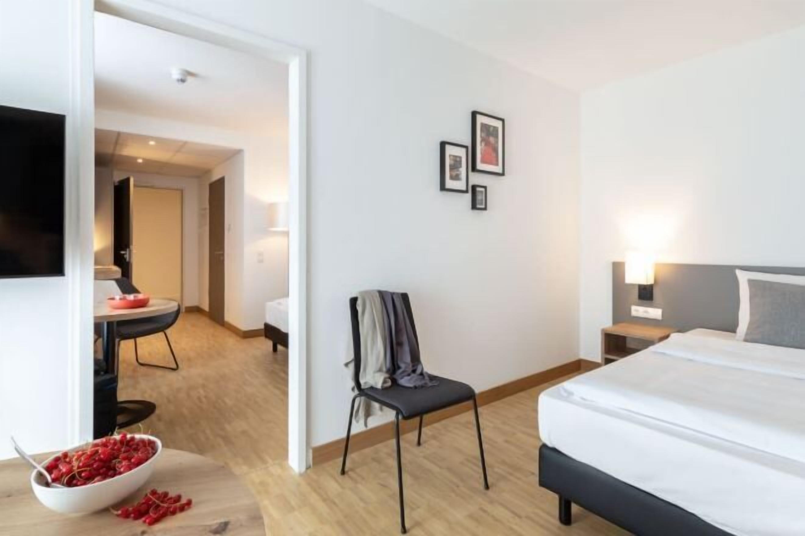 办公桌、笔记本电脑工作区、遮光窗帘、隔音